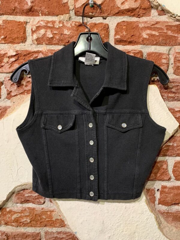 product details: 1990S COTTON SLEEVELESS COLLARED SOLID CROPPED BUTTON UP TOP W/ PEARL SNAP BUTTONS photo