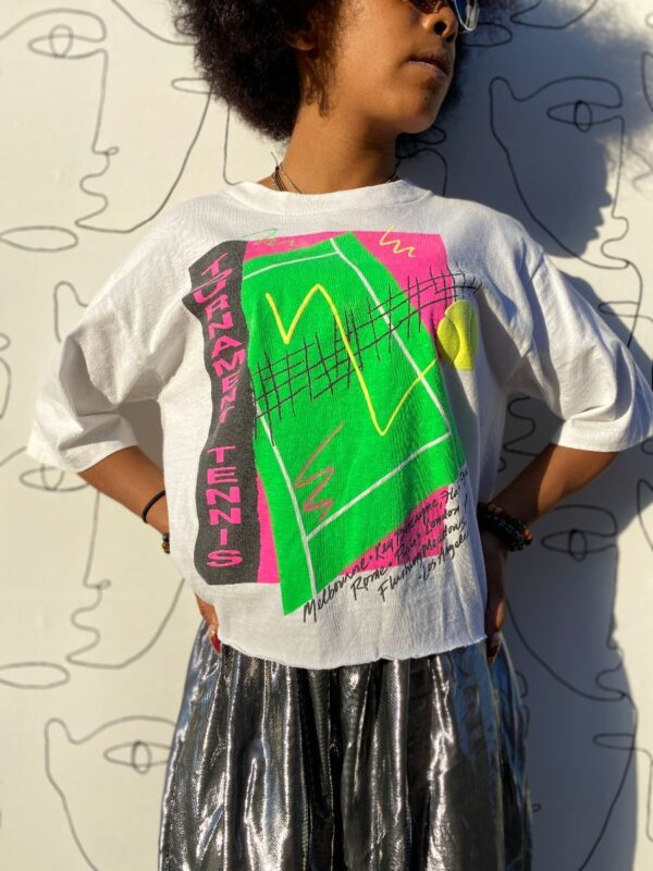 product details: 06-35 NEON 90S PUFFY INK TENNIS TOURNAMENT GRAPHIC CROPPED T-SHIRT photo