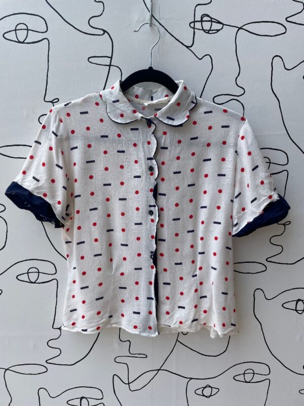 product details: AS-IS INCREDIBLE 1940S SCALLOPED POLKA DOT SHORT SLEEVE BUTTON DOWN COLLARED BLOUSE photo