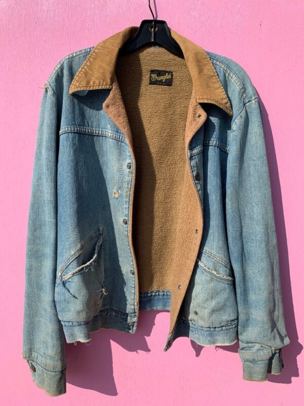 product details: SUPER SOFT PERFECTLY DISTRESSED WRANGLER SNAP-BUTTON DENIM JACKET W/ FLEECE LINING & CORDUROY COLLAR photo