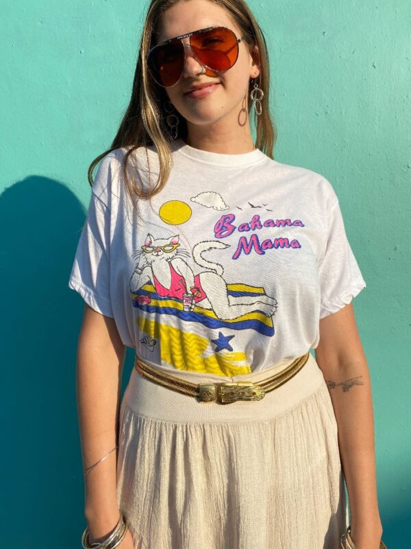 product details: AS-IS CUTE 1990S BAHAMA MAMA SUNBATHING CAT GRAPHIC T-SHIRT photo