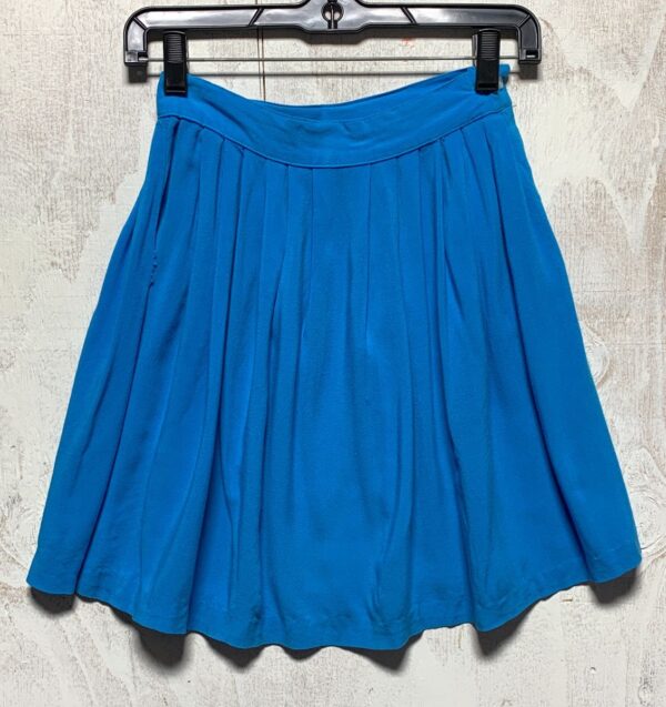 product details: AS IS- CUTE PLEATED ABOVE THE KNEE SIDE BUTTON SKIRT photo