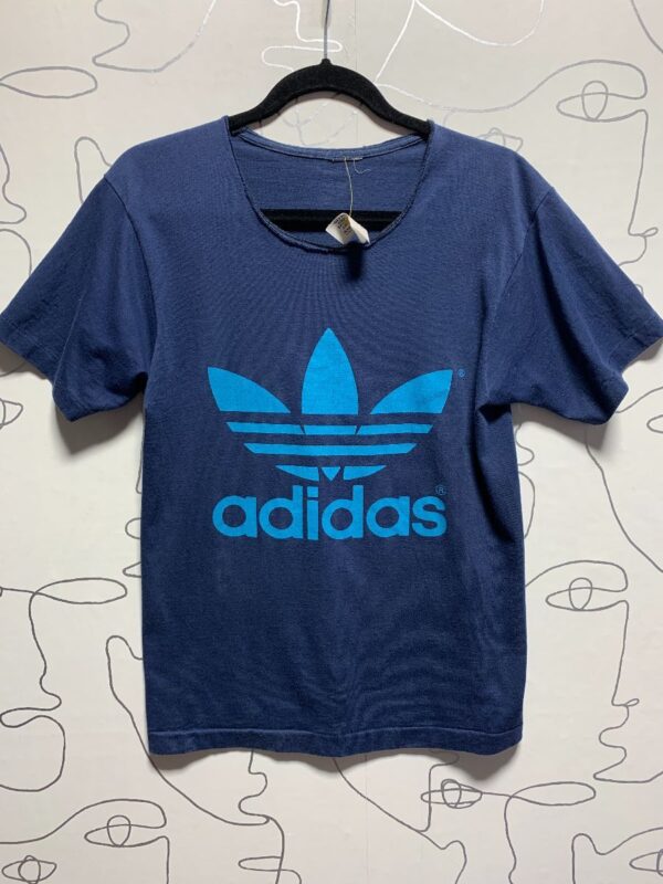 product details: T-SHIRT THIN BLUE ADIDAS DOUBLE SIDED GRAPHIC CUT COLLAR photo