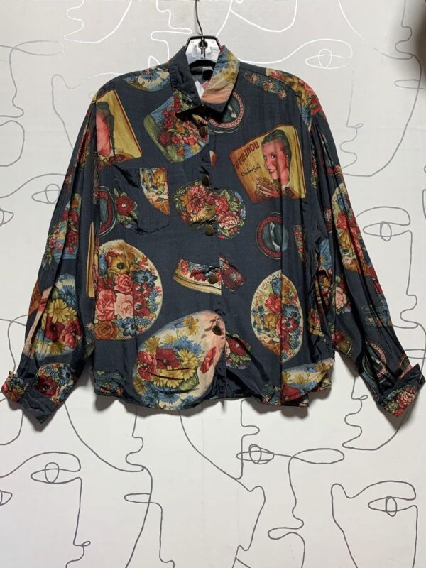 product details: 90\\\\S FLORAL PRINTED HEART BUTTON UP BLOUSE photo