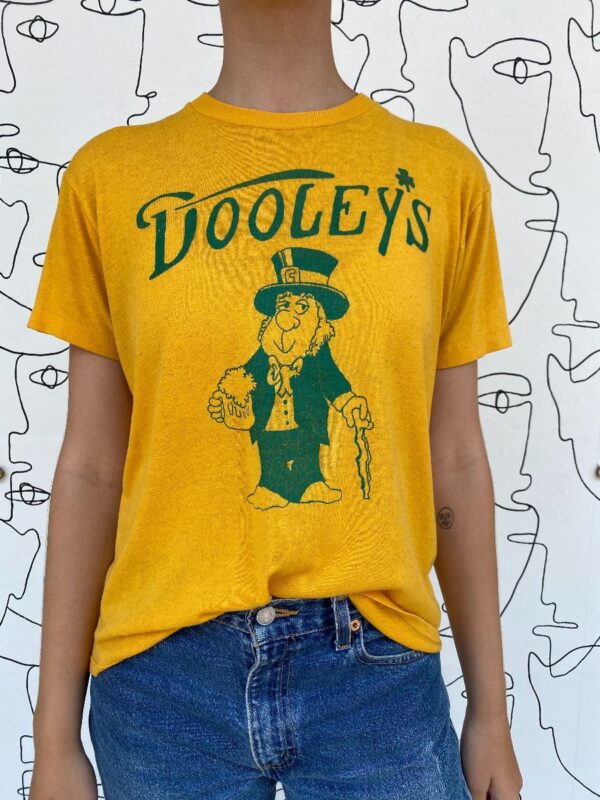 product details: AS IS - THIN DOOLEYS IRISH PUB GRAPHIC T-SHIRT photo