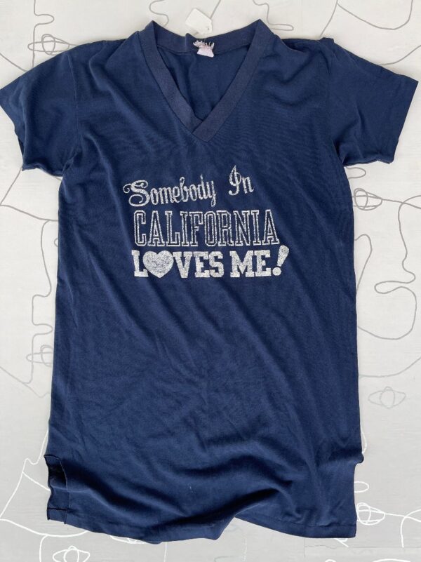 product details: 7-42 SOMEBODY IN CALIFORNIA LOVES ME LONG V-NECK SLEEP TEE T-SHIRT photo