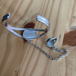 G&S ROUND ENAMEL PENTAGRAM DOUBLE BAR CUFF & CHAIN LINKED RING in SILVER, BLACK
