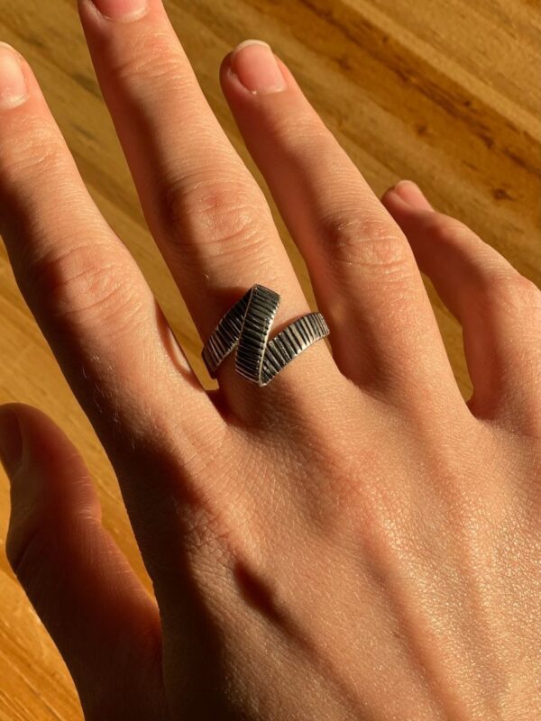 product details: SZ 6- TWISTED RIBBED BAND RING- 1990S DEADSTOCK photo