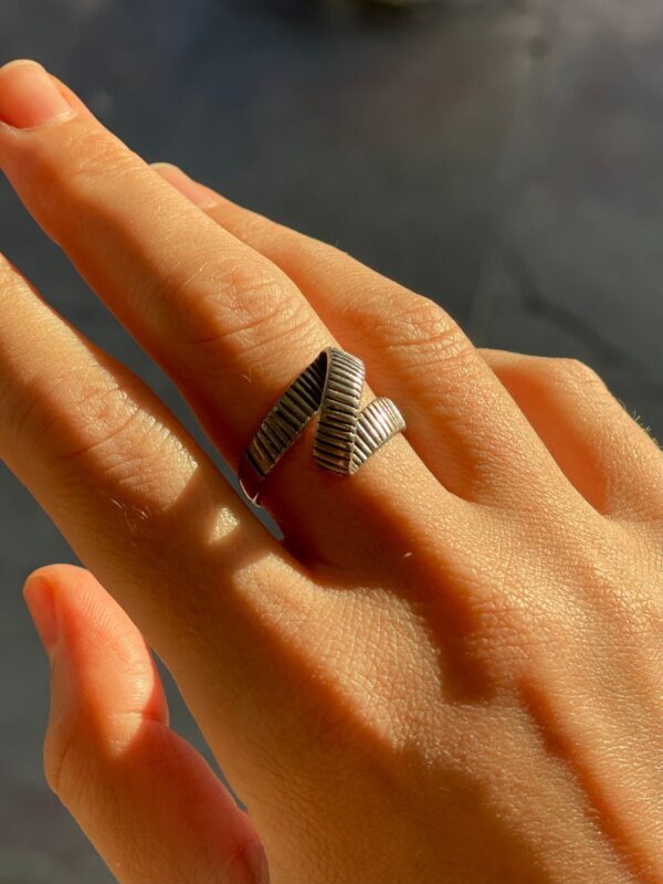 product details: SZ 9- TWISTED RIBBED BAND RING- 1990S DEADSTOCK photo