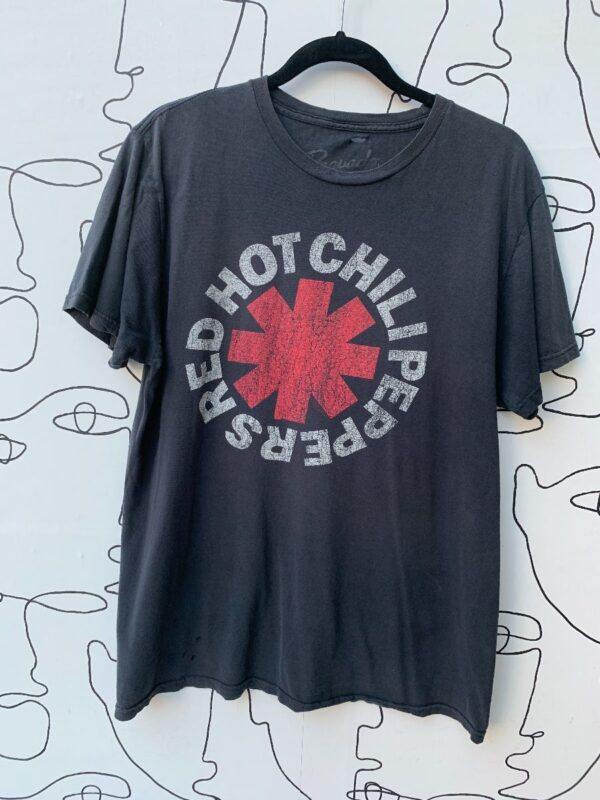 product details: TSHIRT RED HOT CHILI PEPPERS CLASSIC LOGO GRAPHIC photo