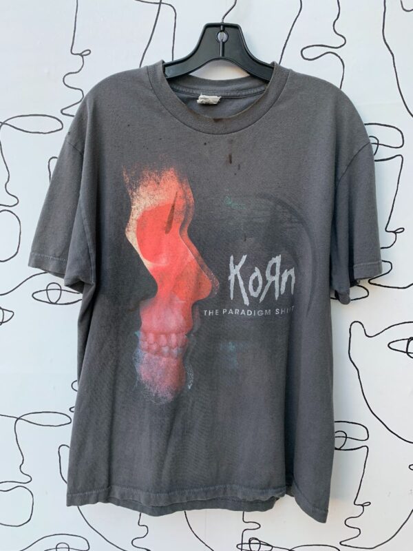 product details: TSHIRT KORN THE PARADIGM SHIFT RED SKULL GRAPHIC photo