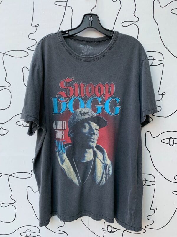 product details: TSHIRT SNOOP DOGG BLUE AND RED GRAPHIC TOUR TEE photo