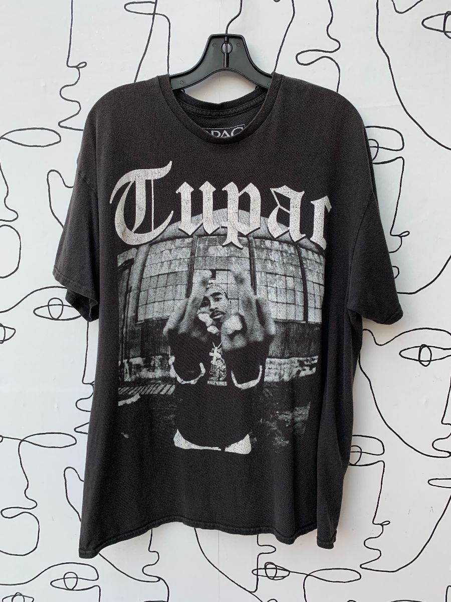 Tshirt Tupac Black & White Middle Finger Graphic | Boardwalk Vintage