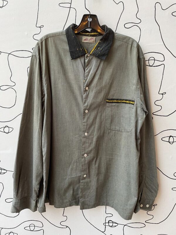 product details: 1950S UNIQUE CUSTOM TIGHT TWILL WEAVE LONG SLEEVE BUTTON UP SHIRT W/ TEXTILE KNIT COLLAR & POCKET TRIM photo