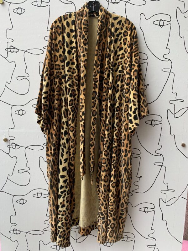 product details: 1960S I\MAGNIN 100% COTTON VELOUR SOFT ALL OVER LEOPARD PRINT SHORT SLEEVE ROBE photo