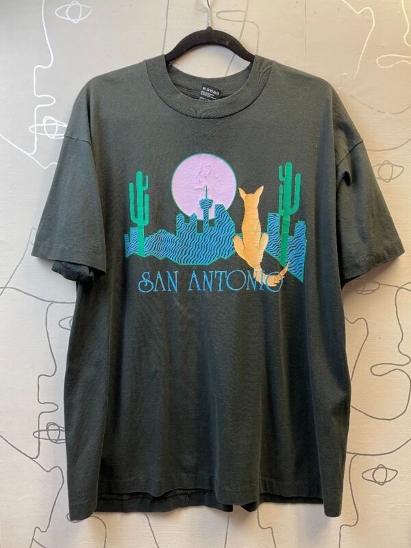 product details: T-SHIRT 1990\'S SAN ANTONIO CITY SKYLINE WITH COYOTE GRAPHIC photo