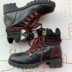 BLACK HIKING BOOTS WITH RED LACES