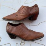 1990S BROWN LEATHER WINKLEPICKER ANKLE BOOTS WITH STITCHED APPLIQUE