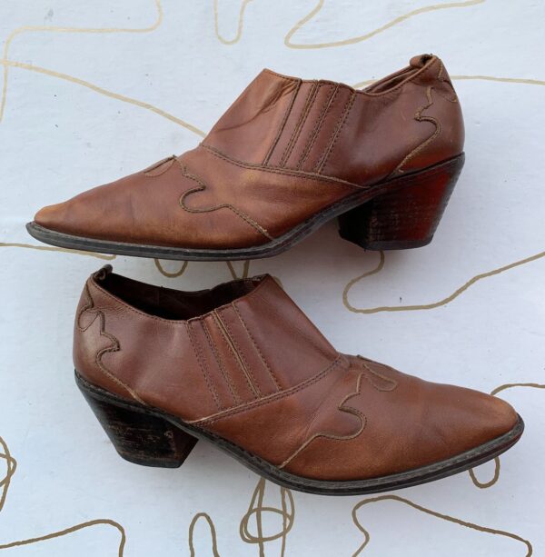 product details: 1990S BROWN LEATHER WINKLEPICKER ANKLE BOOTS WITH STITCHED APPLIQUE photo