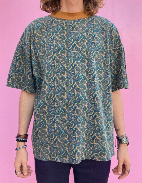 product details: PAISLEY PRINT CONTRAST COLLAR TSHIRT photo