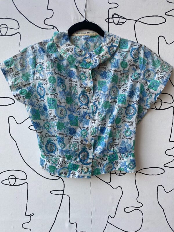 product details: ADORABLE 1950S PRINTED FRENCH TYPOGRAPHY & CLOCKS SHORT SLEEVE CROPPED BUTTON UP BLOUSE photo