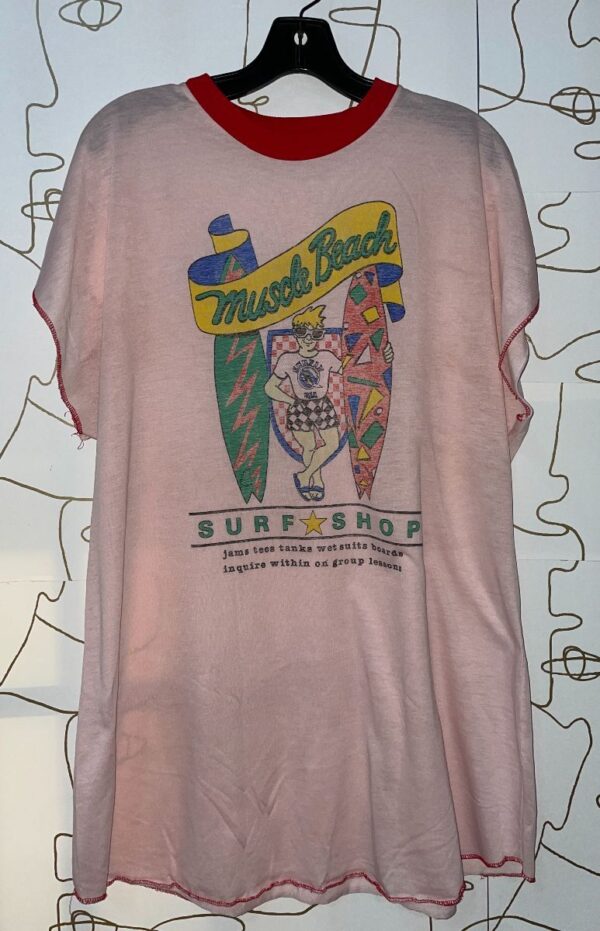 product details: RAD 1980S MUSCLE BEACH SURF SHOP ILLUSTRATION CONTRAST STITCH FADED GRAPHIC TSHIRT photo