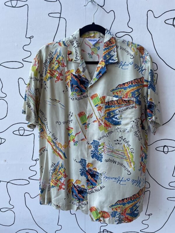 product details: COLORFUL GRAPHIC PRINT HAWAIIAN TEXT BUTTON UP SHIRT photo