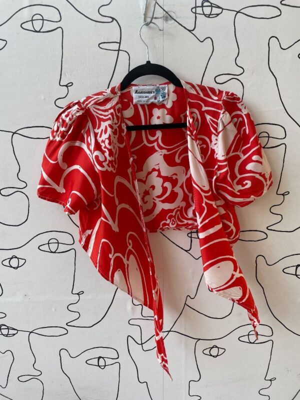 product details: ADORABLE LIGHT WEIGHT SILK BLEND RED HAWAIIAN PRINT TIE FRONT CROPPED TOP photo