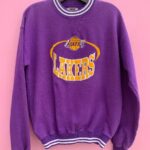 VINTAGE LOS ANGELES LAKERS EMBROIDERED GRAPHIC CREWNECK SWEATSHIRT SMALLER FIT