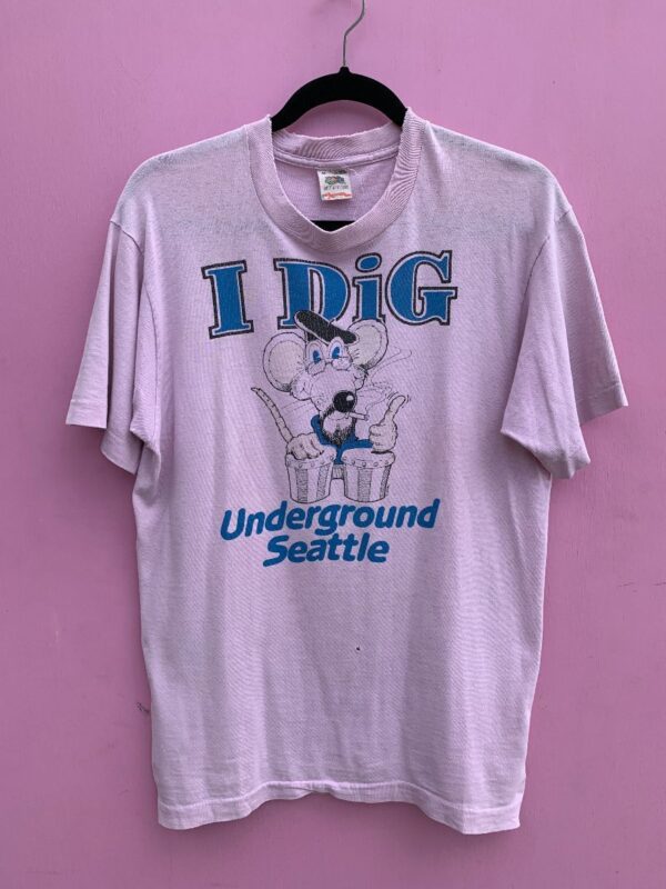 product details: VINTAGE I DIG UNDERGROUND SEATTLE GRAPHIC COLLAR DISTRESSED SINGLE STITCH T-SHIRT photo