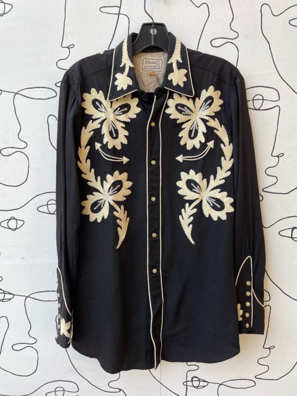 product details: AMAZING CUTOUT FLORAL APPLIQUE WESTERN L/S BUTTON UP W/ CONTRAST PIPING & ARROW POCKETS photo