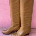CLASSIC KNEE-HIGH BUTTER LEATHER HEELED BOOT