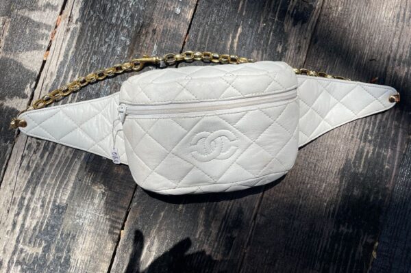 product details: AS-IS RARE VINTAGE 1980S QUILTED LEATHER CHANEL FANNY PACK GOLD CHAIN photo