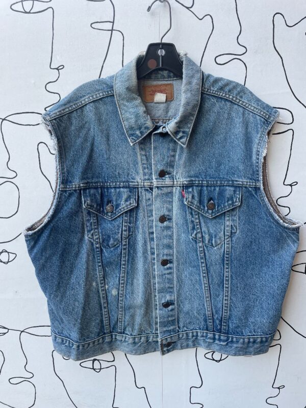product details: PERFECT WASH CLASSIC SLEEVELESS DISTRESSED COLLAR WASHED DENIM JACKET VEST photo