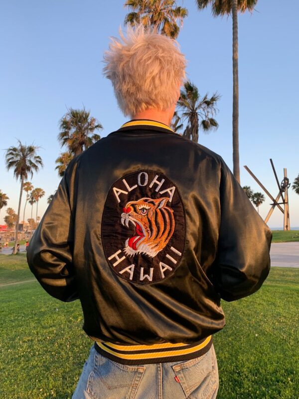 product details: ALOHA HAWAII NYLON COLLARED BUTTON UP JACKET W/ EMBROIDERED SCREAMING TIGER ON BACK photo