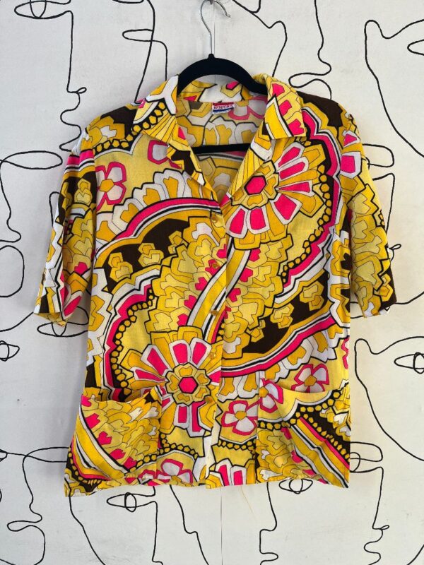 product details: 70S YELLOW/PINK GEOMETRIC DAISY PSYCHEDELIC PRINT COLLARED BUTTON UP BLOUSE photo