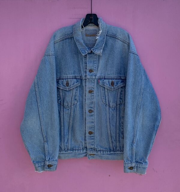 product details: CLASSIC LIGHT WASH LEVIS DENIM TRUCKER JACKET W/ THRASHED COLLAR AND SIDE POCKETS photo