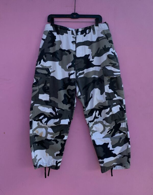product details: EARLY 2000S SNOW CAMO PANTS photo