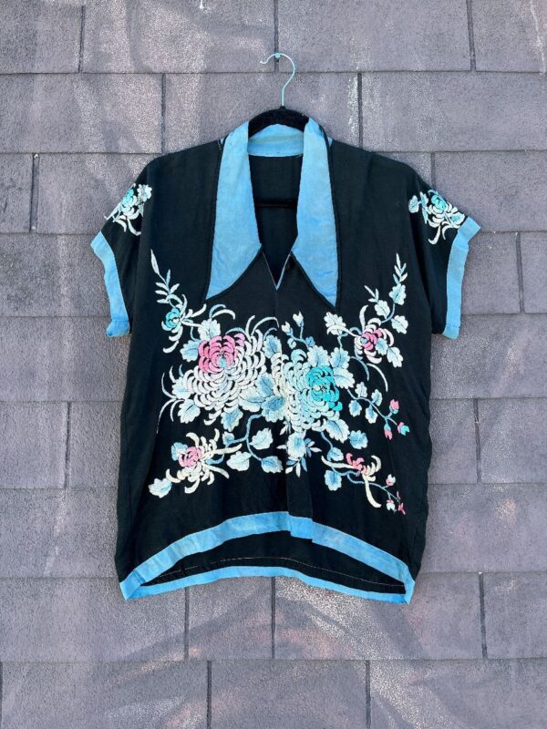 product details: AS-IS 1930S SILK FLORAL EMBROIDERED TWO TONE EXAGGERATED DAGGER COLLAR BLOUSE photo