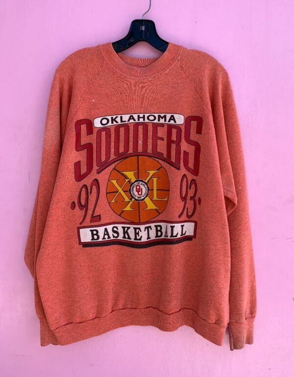 product details: 1990S OVERDYED OKLAHOMA SOONERS BASKETBALL 92/93 GRAPHIC CREWNECK SWEATSHIRT AS-IS photo