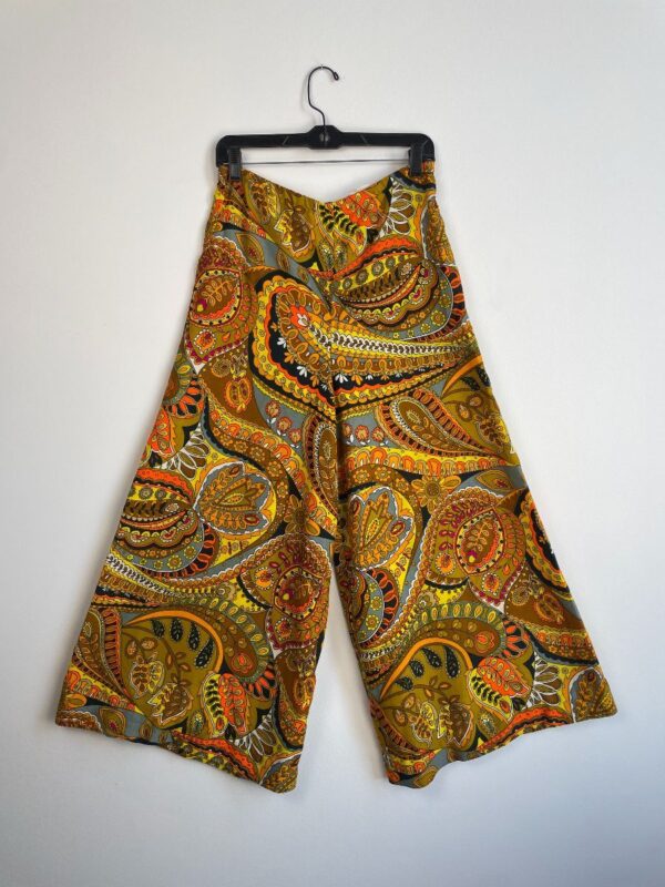 product details: UNREAL 1960S VIBRANT PAISLEY PRINT WIDE CROPPED FLOWY PANTS photo