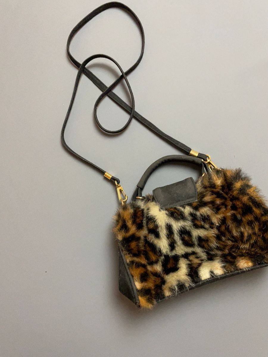 Faux Fur Tote With Removable Guitar Strap – Leopard – Sprigs