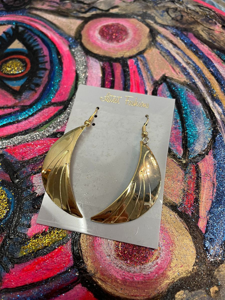 product details: CLASSIC GOLD CRESCENT SHAPED ENGRAVED DANGLE EARRINGS *DEADSTOCK photo