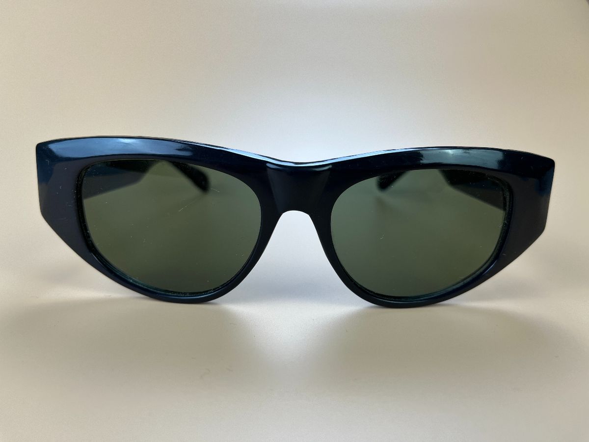 product details: HEAVY BLACK CATEYE STYLE FRAME SUNGLASSES MADE IN KOREA photo