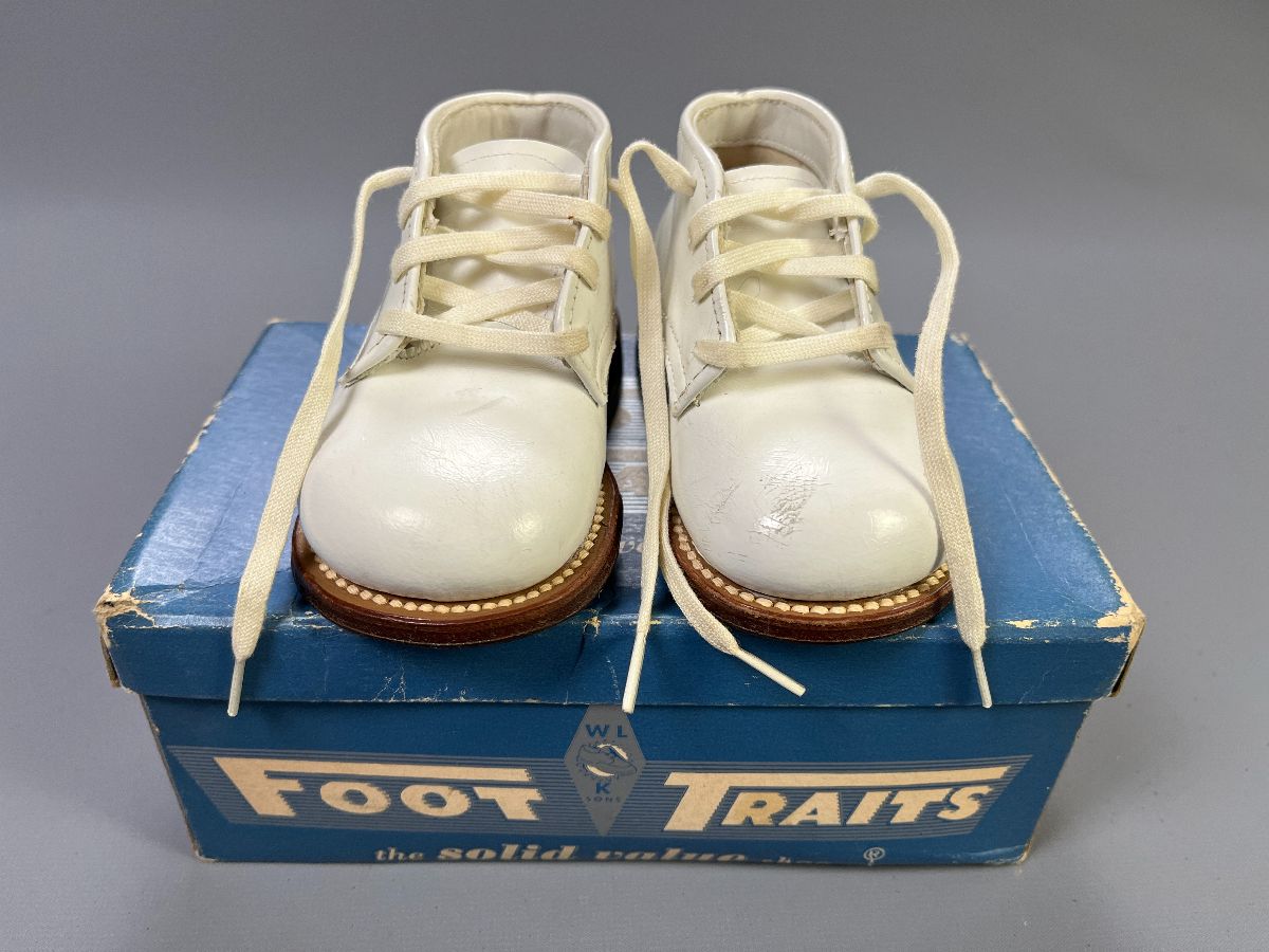 product details: WHITE LEATHER LACEUP BABY SHOES * DEADSTOCK IN ORIGINAL BOX photo