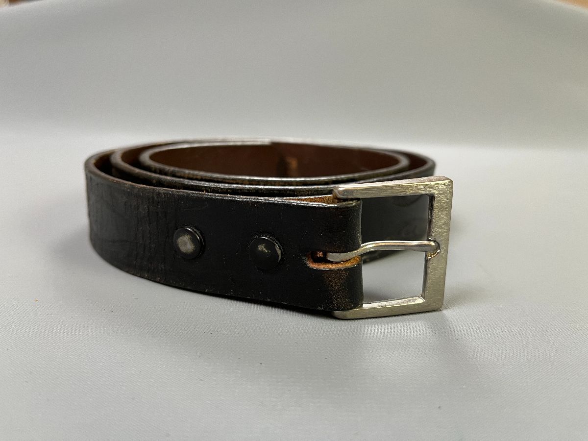 product details: POLISHED LEATHER EMBOSSED DESIGN NARROW CUT LEATHER BELT SILVER SQUARED BUCKLE photo