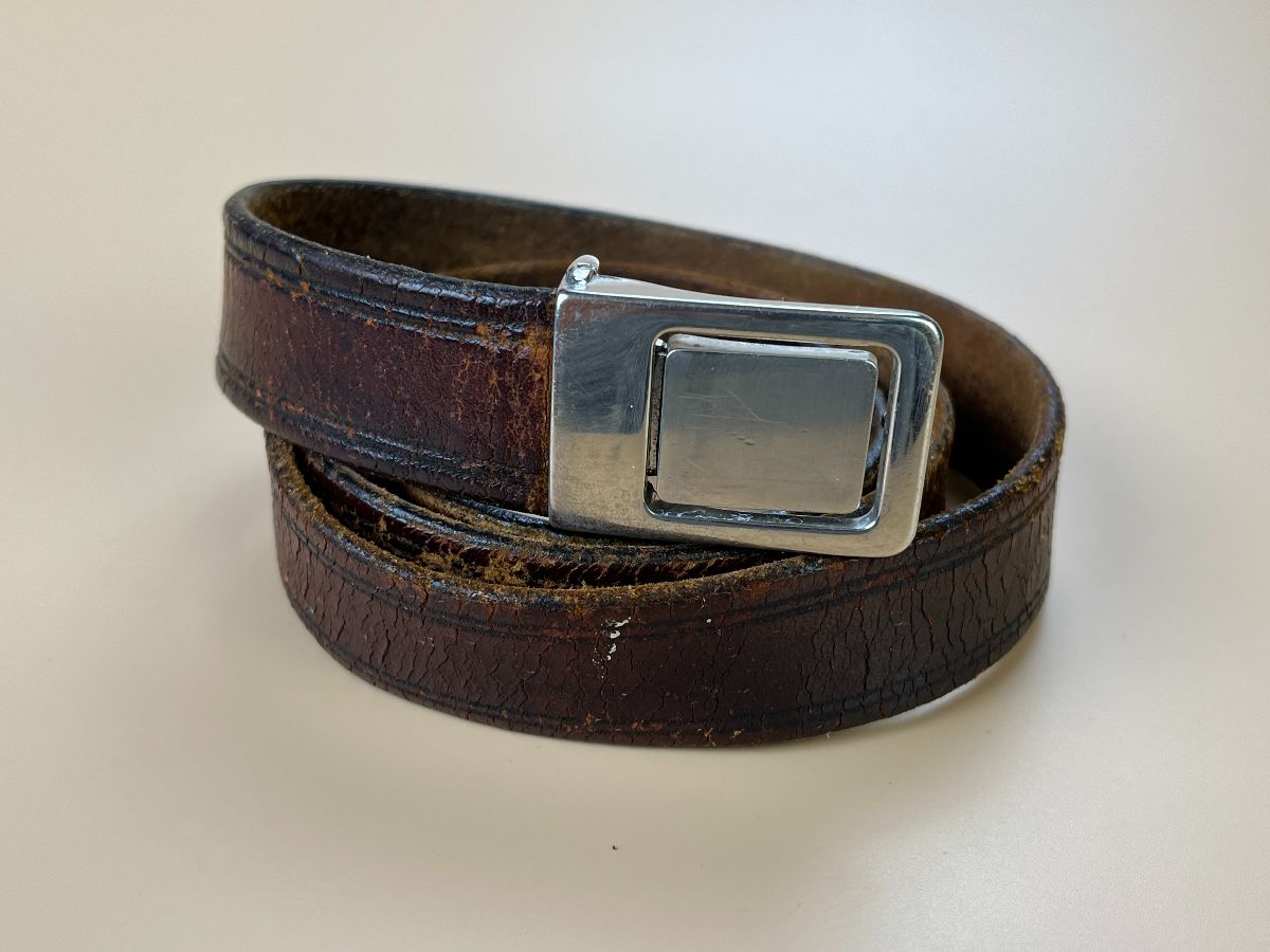 product details: NARROW CUT SOFT & CRACKLED LEATHER BELT WITH REMOVABLE SQUARED BUCKLE photo