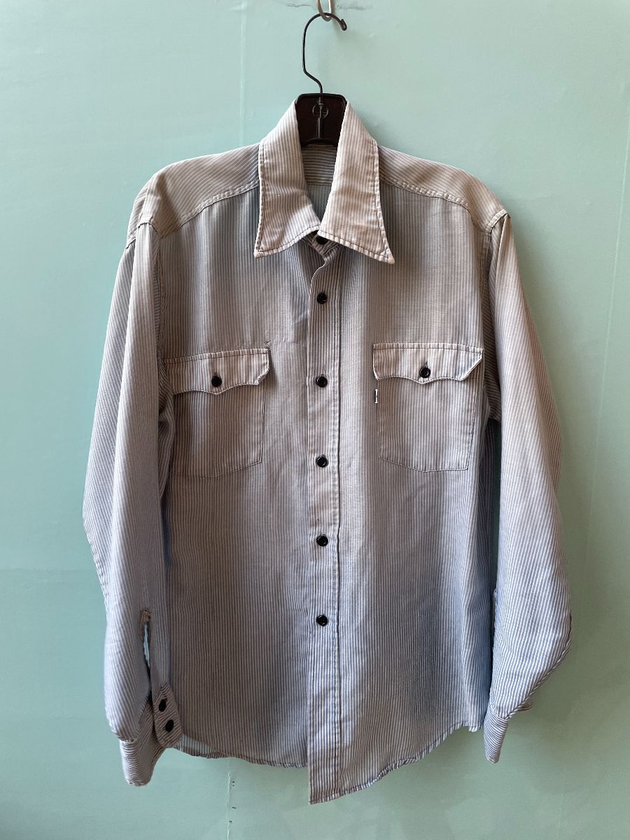 product details: *AS-IS* RAD DISTRESSED & FADED LEVIS WHITE TAB SEERSUCKER LONG SLEEVE BUTTON DOWN WESTERN SHIRT photo