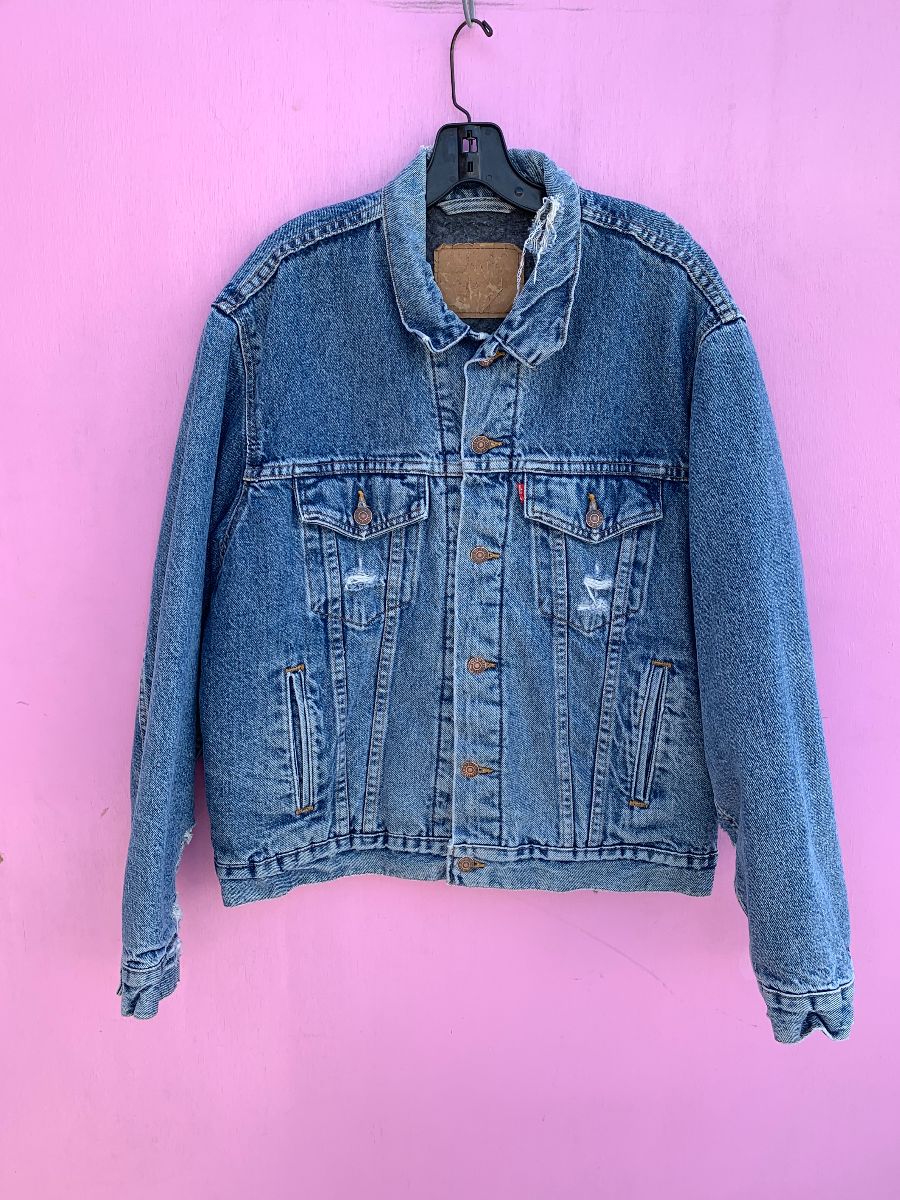 product details: PERFECTLY DISTRESSED MEDIUM WASH LEVIS DENIM JACKET BLANKET LINED photo