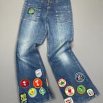 KILLER! 1970S WRANGLER BELL BOTTOM FLARE JEANS W/ SKI THEMED EMBROIDERED PATCHES